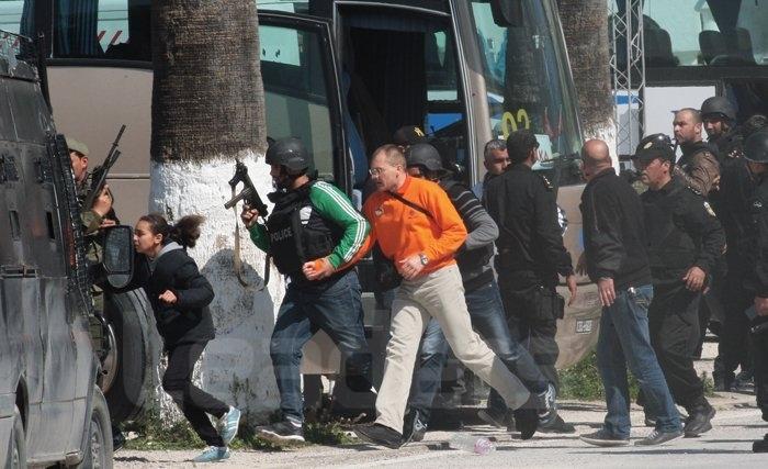 Exclusif - L’attentat du Bardo par la photo : L’évacuation Exclusif - L’attentat du Bardo par la photo : L’évacuation