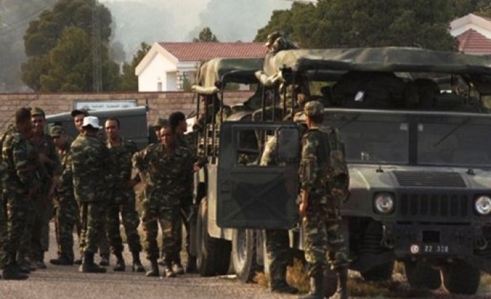 Arrestation d'un groupe de 7 suspects "dans une zone militaire fermée" près de Kasserine, selon l'armée. 