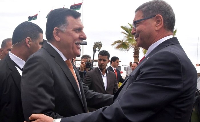 Visite-éclair de Habib Essid à Tripoli pour réitérer l'appui de la Tunisie  au gouvernement de Faez Sarraj