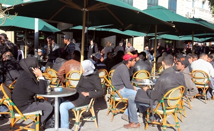 Jeunes tunisiens : l’appel du large ou l’appel des cafes