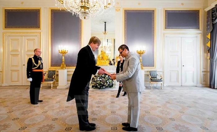L'ambassadeur de Tunisie en Hollande  présente ses lettres de créance au roi Willem-Alexander