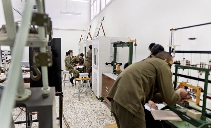 " L 'académie  militaire  : usine a héros  technocrates "