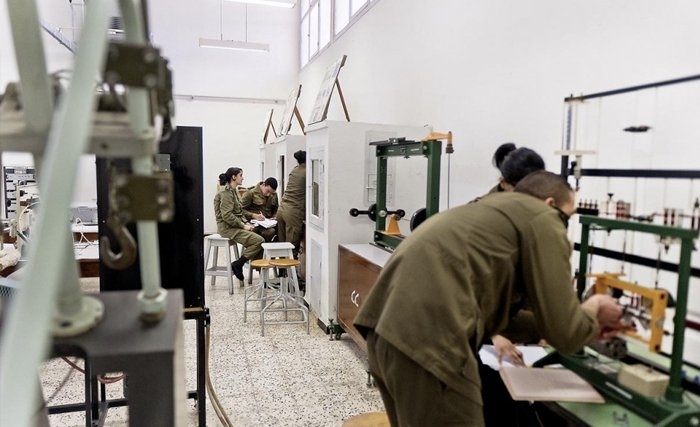 " L 'académie militaire : usine a héros technocrates " " L 'académie militaire : usine a héros technocrates "