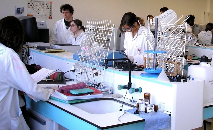 Former des ingénieurs dans un pays en développement Former des ingénieurs dans un pays en développement