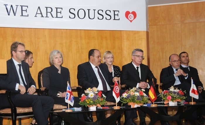 Les ministres français, britannique et allemand  rendent hommage aux 38 victimes de l'attentat de Sousse sur les lieux du drame