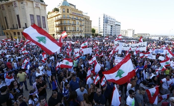 Les Libanais se pincent le nez et se révoltent 