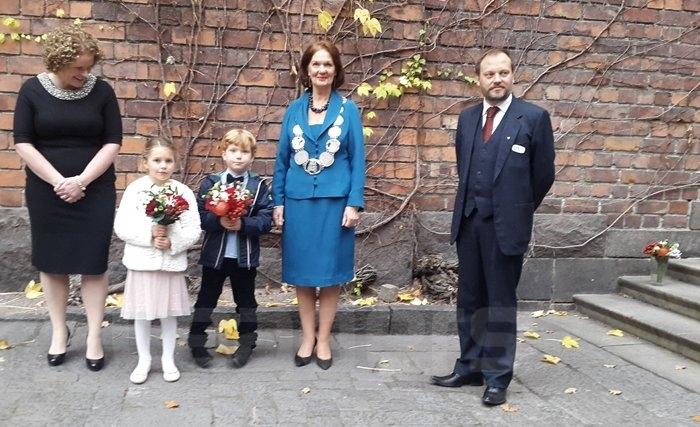  Ces deux magnifiques enfants suédois qui ont accueilli BCE à l’Hôtel de Ville de Stockholm