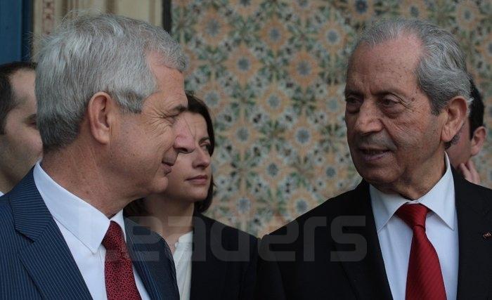 Le geste affectueux de Mohamed Ennaceur pour Claude Bartolone Le geste affectueux de Mohamed Ennaceur pour Claude Bartolone