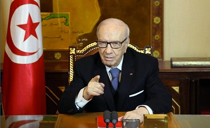 Caïed Essebsi demande au gouvernement d'appliquer fermement l'Etat d'urgence et de mettre en œuvre un programme urgent pour l’emploi Caïed Essebsi demande au gouvernement d'appliquer fermement l'Etat d'urgence et de mettre en œuvre un programme urgent pour l’emploi