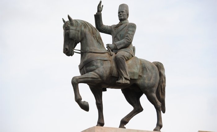 Le retour de la statue équestre de Bourguiba à son emplacement initial le 1er juin prochain Le retour de la statue équestre de Bourguiba à son emplacement initial le 1er juin prochain