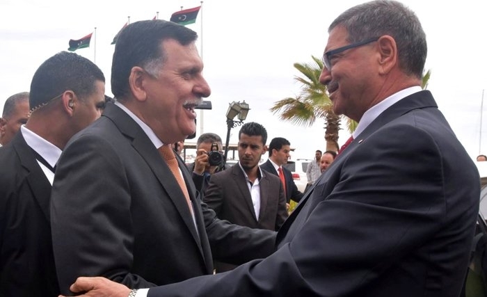 Visite-éclair de Habib Essid à Tripoli pour réitérer l'appui de la Tunisie au gouvernement de Faez Sarraj Visite-éclair de Habib Essid à Tripoli pour réitérer l'appui de la Tunisie au gouvernement de Faez Sarraj