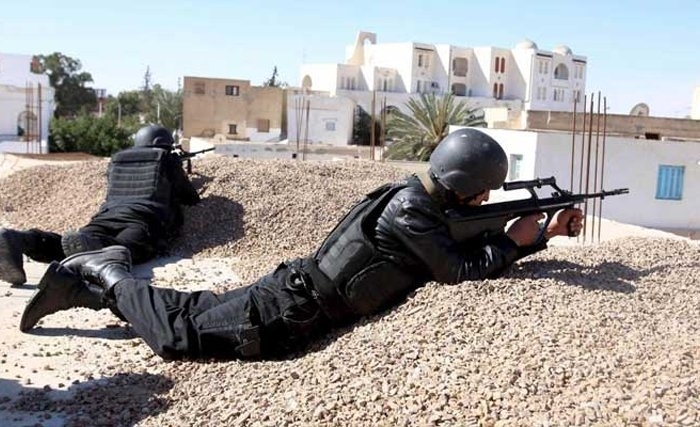 Deux terroristes tués et 16 autres interpellés lors d’une descente policière à El Mnihla (MI) Deux terroristes tués et 16 autres interpellés lors d’une descente policière à El Mnihla (MI)