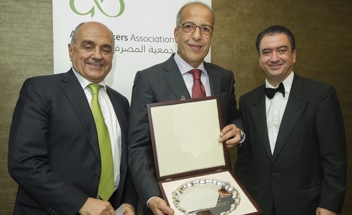 Saddek Omar El Kaber reçoit le prix de l'Association des Banquiers Arabes pour Distinction de Service à l’égard des banques arabes