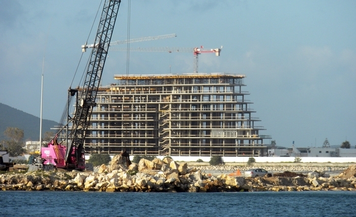Les travaux de contruction de la marina redémarrent après une interruption de 4 ans Les travaux de contruction de la marina redémarrent après une interruption de 4 ans
