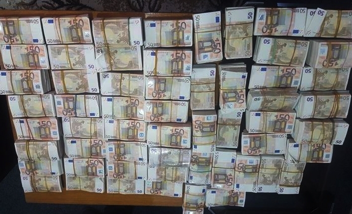 Un butin record de plus de 4 millions d’euros et dollars saisi à Sfax : A quoi devait-il servir? Un butin record de plus de 4 millions d’euros et dollars saisi à Sfax : A quoi devait-il servir?