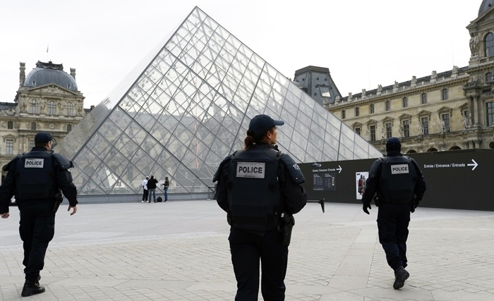 Un attentat terroriste avorté contre le musée du Louvre à Pris Un attentat terroriste avorté contre le musée du Louvre à Pris