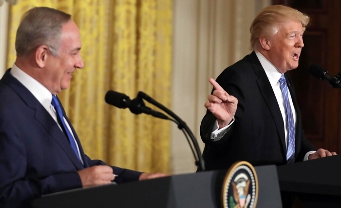Quand le vassal Netanyahou se rend chez Donald Trump son seigneur et maitre Quand le vassal Netanyahou se rend chez Donald Trump son seigneur et maitre