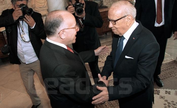 Présentation des accords signés entre la France et la Tunisie à la Présidence du gouvernement tunisien, le vendredi 6 avril 2017 Présentation des accords signés entre la France et la Tunisie à la Présidence du gouvernement tunisien, le vendredi 6 avril 2017