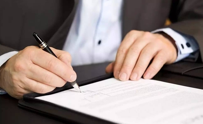 Les accords signés à la sauvette sur un coin de table Les accords signés à la sauvette sur un coin de table