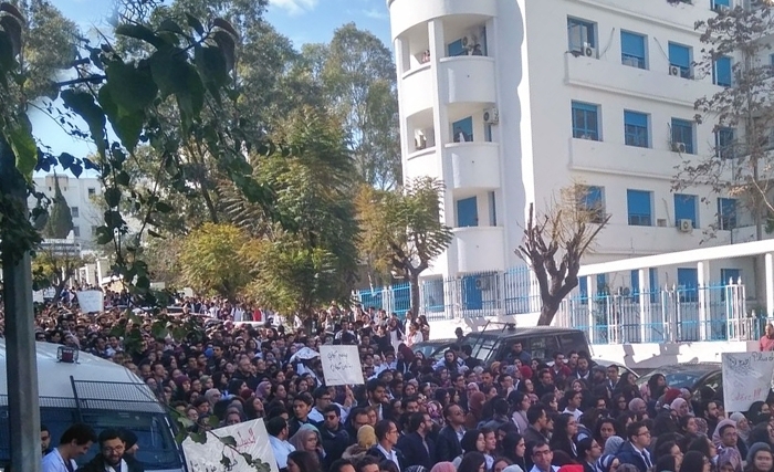 des centaines d'internes et de résidents en médecine manifestent devant le ministère de la Santé