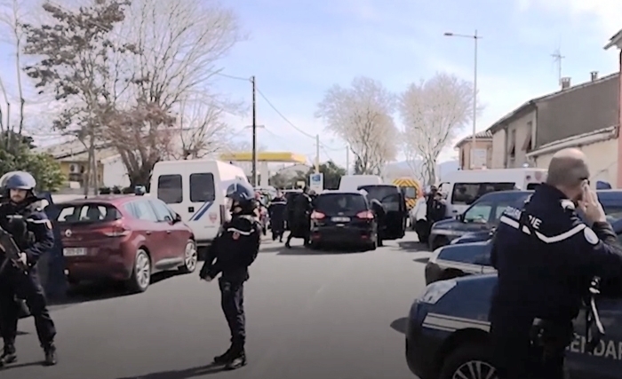 Attentat terroriste dans le sud de la France : bilan 3 morts et 3 blessés, l'auteur abattu par la police Attentat terroriste dans le sud de la France : bilan 3 morts et 3 blessés, l'auteur abattu par la police
