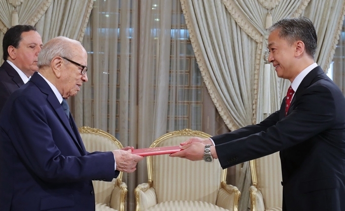 Les nouveaux ambassadeurs de Chine, Corée, Irlande, Thaïlande et Gambie présentent leurs lettres de créances au président Caïd Essebsi