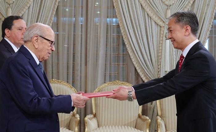 Les nouveaux ambassadeurs de Chine, Corée, Irlande, Thaïlande et Gambie présentent leurs lettres de créances au président Caïd Essebsi Les nouveaux ambassadeurs de Chine, Corée, Irlande, Thaïlande et Gambie présentent leurs lettres de créances au président Caïd Essebsi