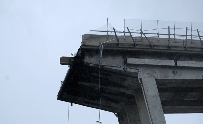 une portion d'un pont s'éffondre à Gênes 