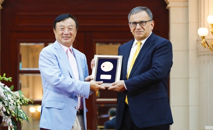 Huawei récompense le Dr. Erdal Arikan, le père fondateur des Codes Polaires pour son dévouement à l’exploration dans le cadre de la recherche fondamentale Huawei récompense le Dr. Erdal Arikan, le père fondateur des Codes Polaires pour son dévouement à l’exploration dans le cadre de la recherche fondamentale