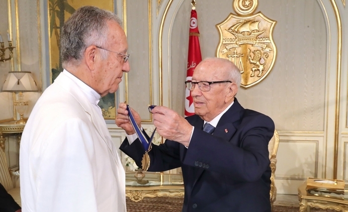 Yadh Ben Achour  honoré par la République pour son brillant parcours académique et intellectuel