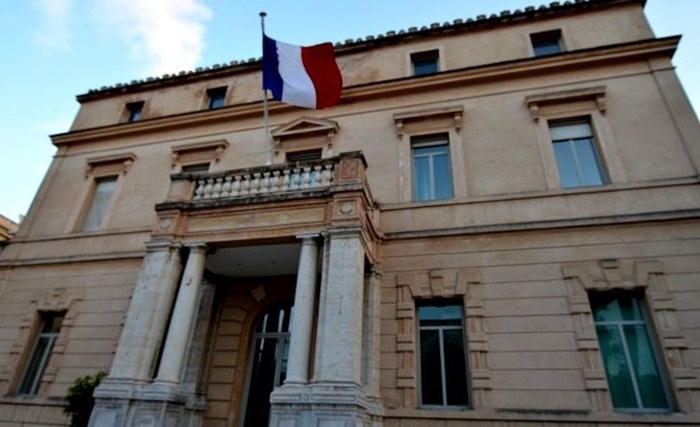 Après la levée des fils barbelés, l'ambassade de France à Tunis retrouve sa physionomie d'avant la révolution