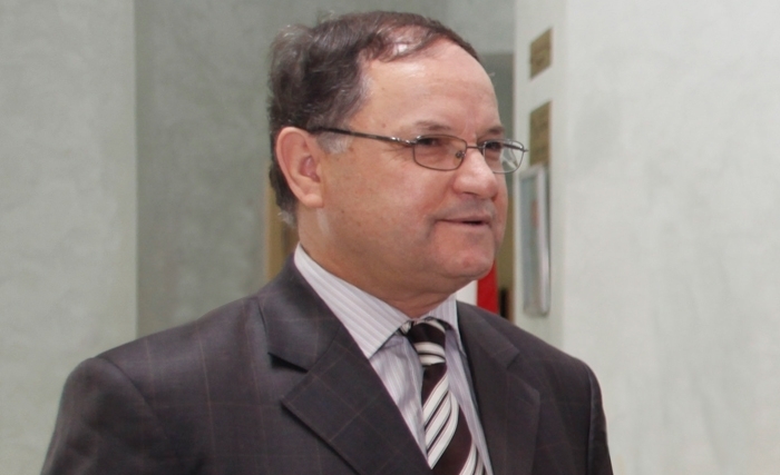 M. le chef de Gouvernement , pourquoi ces deux poids, deux mesures ? M. le chef de Gouvernement , pourquoi ces deux poids, deux mesures ?