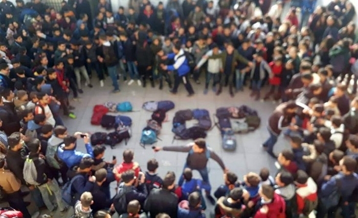 Alors Alors que les enseignants poursuivent leur boycott des examens, la menace d'une année blanche se précise Alors Alors que les enseignants poursuivent leur boycott des examens, la menace d'une année blanche se précise