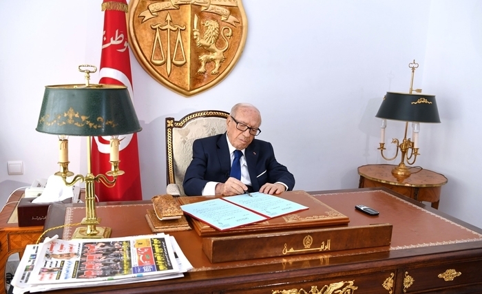 Le président de la République signe le décret portant convocation du corps électoral pour les prochaines élections législatives et présidentielles (Photos et vidéo) Le président de la République signe le décret portant convocation du corps électoral pour les prochaines élections législatives et présidentielles (Photos et vidéo)