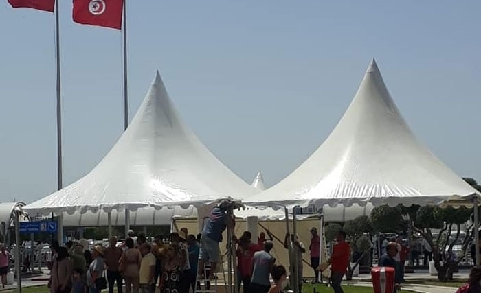 Suite aux mesures sécuritaires, enfin des tentes parasoleil devant l’aéroport de Tunis- Carthage Suite aux mesures sécuritaires, enfin des tentes parasoleil devant l’aéroport de Tunis- Carthage