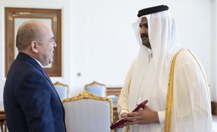 Le Vice-Emir du Qatar décore l’ambassadeur de Tunisie Slaheddine Salhi de l’Ordre Elwejba Le Vice-Emir du Qatar décore l’ambassadeur de Tunisie Slaheddine Salhi de l’Ordre Elwejba