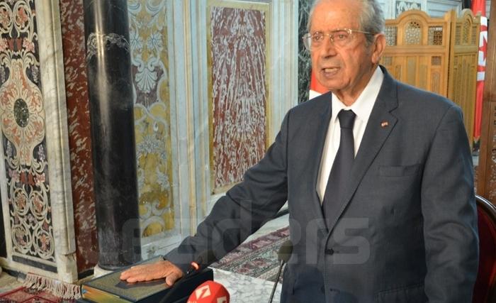 Pris par l’émotion, Mohamed Ennaceur prête serment, la continuité de l'Etat, assurée