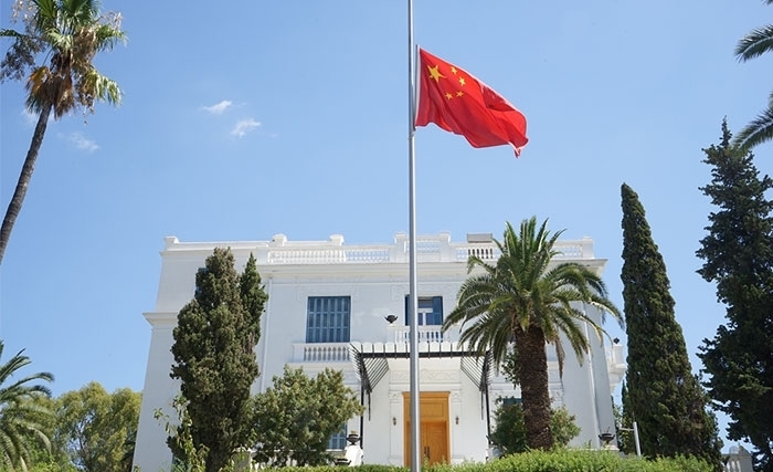 La Chine met son drapeau en berne sur son ambassade à Tunis, en deuil suite au décès du président Caïd Essebsi La Chine met son drapeau en berne sur son ambassade à Tunis, en deuil suite au décès du président Caïd Essebsi