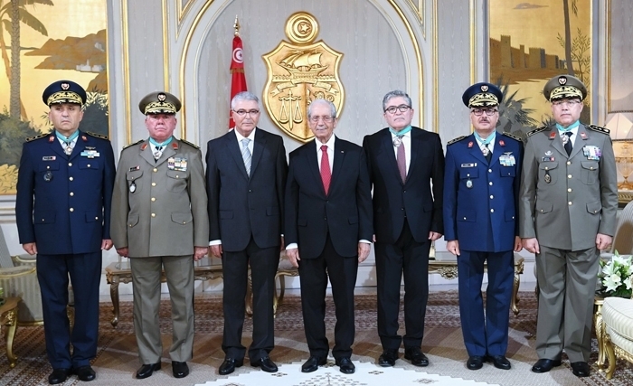  Le conseille principal à la Sécurité nationale et quatre généraux de brigade de l’armée tunisienne élevés commandeurs dans l’Ordre de la République (Photos)