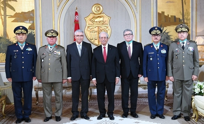 Le conseille principal à la Sécurité nationale et quatre généraux de brigade de l’armée tunisienne élevés commandeurs dans l’Ordre de la République (Photos) Le conseille principal à la Sécurité nationale et quatre généraux de brigade de l’armée tunisienne élevés commandeurs dans l’Ordre de la République (Photos)