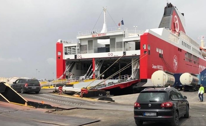   Que faisait l’ambassadeur de France, Olivier Poivre d’Arvor, dimanche au port de La Goulette : Opération retour en France de Tunisiens bloqués par le confinement (Vidéo et Photos)