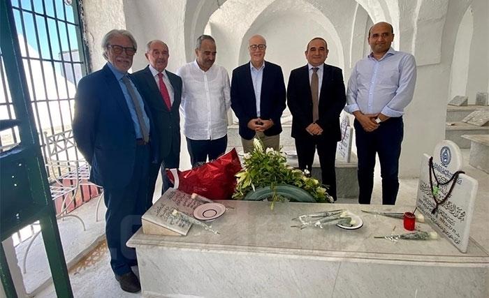 Le président Kais Saïed se recueille sur la tombe de Béji Caïd Essebsi au Jellaz Le président Kais Saïed se recueille sur la tombe de Béji Caïd Essebsi au Jellaz