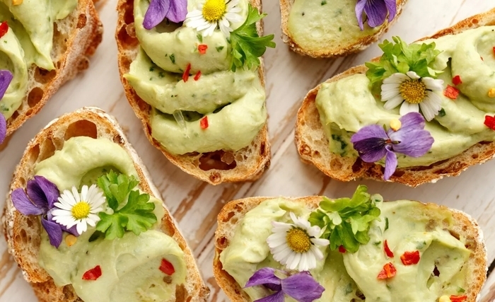 Les fleurs comestibles, un régal pour les yeux et les papilles, à consommer toutefois avec précaution et modération Les fleurs comestibles, un régal pour les yeux et les papilles, à consommer toutefois avec précaution et modération
