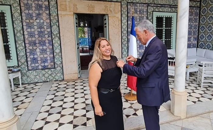 Mme Dhouha Sellaoui ep. Ben Ghorbel décorée des insignes de Chevalier dans l’Ordre des Palmes académiques françaises Mme Dhouha Sellaoui ep. Ben Ghorbel décorée des insignes de Chevalier dans l’Ordre des Palmes académiques françaises