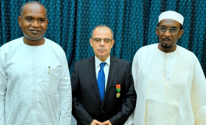 Décoration de l'ambassadeur de Tunisie au Burkina Faso, Mohamed Kahloun Décoration de l'ambassadeur de Tunisie au Burkina Faso, Mohamed Kahloun