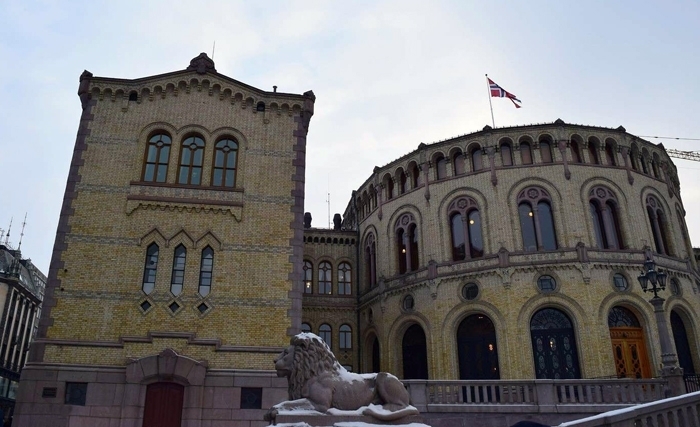 Introduction à la constitution politique de la Norvège: Un autre régime parlementaire qui n’a jamais connu de crise politique majeure empêchant la gestion du pays Introduction à la constitution politique de la Norvège: Un autre régime parlementaire qui n’a jamais connu de crise politique majeure empêchant la gestion du pays