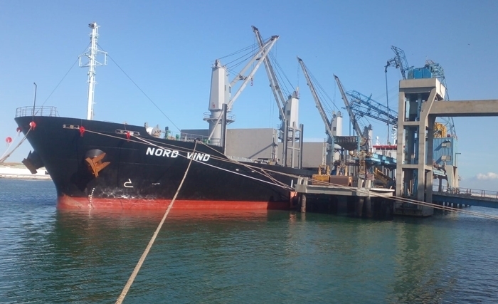 Une première cargaison de 27.000 tonnes de blé en provenance d’Ukraine en cours de déchargement au port de Radès Une première cargaison de 27.000 tonnes de blé en provenance d’Ukraine en cours de déchargement au port de Radès
