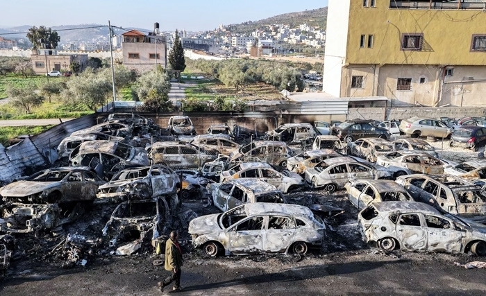 Colons juifs et armée israélienne commettent un monstrueux pogrom à Huwara Colons juifs et armée israélienne commettent un monstrueux pogrom à Huwara