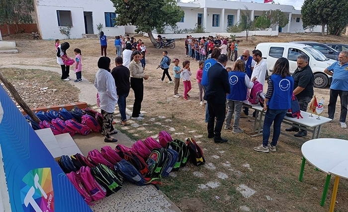 Tunisie Telecom redonne le sourire aux élèves les plus démunis en offrant des Cartables Tunisie Telecom redonne le sourire aux élèves les plus démunis en offrant des Cartables