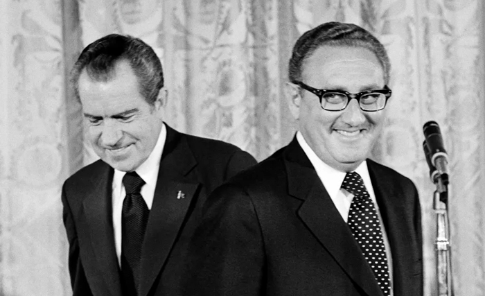 Henry Kissinger a toujours trouvé le moyen de voler au secours de l’Etat sioniste et d’alimenter son hubris